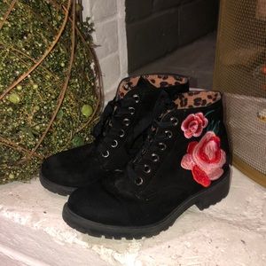 Steve Madden Girl Boots size 12 🌹